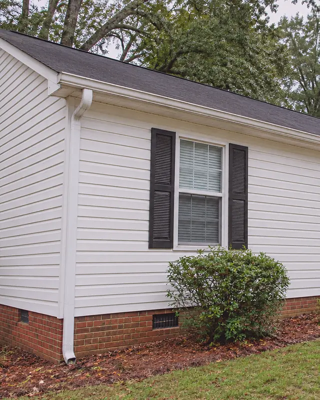 Example, after: green algae on vinyl siding, soft washed